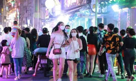 Nườm nượp đổ về phố đi bộ Nguyễn Huệ, phố Tây đón giao thừa, chào năm mới 