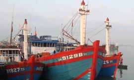 Tàu cá QNa 91298 TS cùng 15 ngư dân được lai dắt về bở an toàn