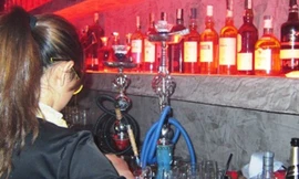 Chấp nhận làm tại bar đồng nghĩa với việc các nữ sinh phải có đủ can đảm để đối mặt với những tiếng xấu. (Ảnh minh hoạ) 