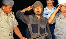 Ông Hiroo Onoda sau khi trao lại kiếm quân sự cho Tổng thống Philippines để đầu hàng và rời khỏi khu rừng ở đảo Lubang tháng 3/1974. Ảnh: AP