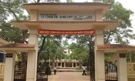 Tranh cãi quy định cấm nữ giáo viên mặc váy