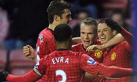 M.U đại thắng ‘bốn sao’, Chicharito-Van Persie lập đại công