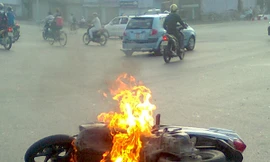 Honda Air Blade cháy trên đường Nguyễn Trãi