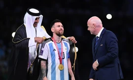 Chiếc áo choàng đen xuyên thấu được Messi mặc nhận cúp thành tâm điểm bàn luận