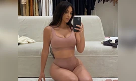 Không chỉ 'đỏ tình', Kim Kardashian còn 'hốt' tiền tỷ USD nhờ bán nội y