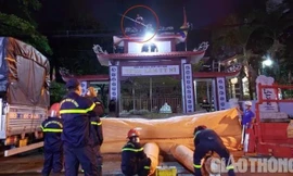Bản tin 8H: Giải cứu người phụ nữ 'nhảy múa' trên cổng chùa cao 5m