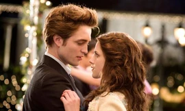 Đạo diễn kể về buổi thử vai trên giường của cặp sao ‘Chạng vạng’