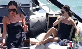 Victoria Beckham diện váy ngắn sexy trên du thuyền