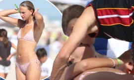 Mia Regan ‘thả dáng’ với bikini bé xíu, hôn con trai Beckham ngọt lịm trên bãi biển