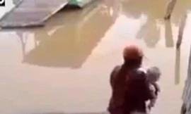 Bản tin 8H: Mẹ bất ngờ ném con một tuổi xuống sông