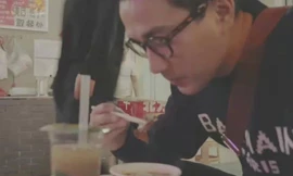 Ăn mì giá rẻ trong chợ đêm, chồng cũ Dương Mịch bị chê hết thời