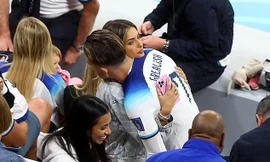 Dàn WAGs tuyển Anh sốc, khóc ròng trên khán đài trận với Pháp