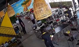 Bản tin 8H: Người ném tiền, la hét trong quán bún ở Đà Nẵng là cán bộ Sở TN&MT