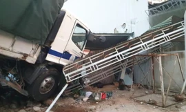 Bản tin 8H: Xe tải tông sập nhà dân, 5 người bị thương