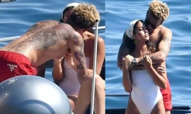 Người mẫu từng khiến Justin Bieber 'điên đảo' sexy với áo tắm, hôn say đắm tiền vệ Everton 