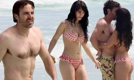 Tình trẻ của em trai ‘Người Dơi’ diện bikini ‘bỏng mắt', âu yếm nhau giữa biển