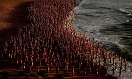 2.500 người chụp ảnh khỏa thân tập thể trên bãi biển để chống ung thư da