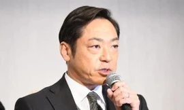 Tài tử Nhật Bản xin lỗi vì sàm sỡ, cởi nội y của một nữ tiếp viên quán bar