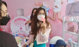 Chị em thích thú dùng thử mỹ phẩm của Dược Việt Đức tại Ngày Thẻ Việt Nam 2022