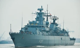 Khinh hạm Bayern cập cảng Nhà Rồng