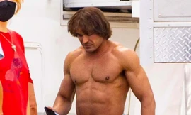 Zac Efron quấn khăn tắm đi quanh phim trường, ngoại hình khó nhận ra