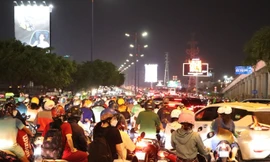 Đường lên cầu Sài Gòn ùn ứ từ chiều 30/12