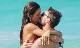 Thủ môn tuyển Đức hôn, tập yoga cùng bạn gái siêu mẫu trên bãi biển