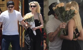 Vợ chồng son nhà Beckham ‘khóa môi’ ngọt ngào giữa phố