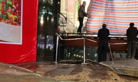 Các mảng kính dày 25cm cùng cá mập vương vãi trên sàn trung tâm thương mại