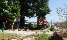 Cảm phục người đàn ông 28 năm tự nguyện làm gác chắn