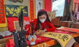 Gặp 'cô đồ' xinh đẹp mê viết thư pháp, vẽ tranh thủy mặc