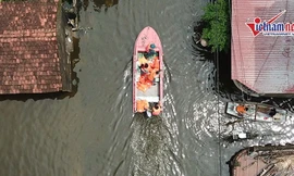 Hà Nội: Ca nô bộ đội ‘cưỡi sóng’ đưa học sinh tới trường