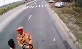 Xác minh việc CSGT dẫm lên vật nghi là tiền trên quốc lộ