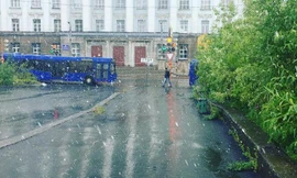 Tuyết rơi bất thường giữa mùa hè, phủ kín thành phố của Nga