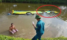 Xe khách lao xuống mương nước chìm nghỉm ở Hải Phòng