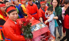 'Ông Ỉn' được mừng tuổi cả thùng tiền trước khi bị chém