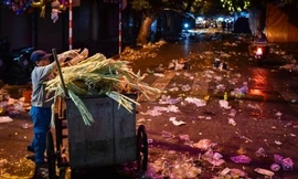 Phố cổ Hà Nội ngập trong 'biển rác' dịp Trung thu