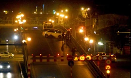 Mercedes tông nát xe máy trên cầu vượt Thái Hà