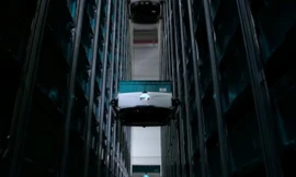 Hệ thống robot leo lên kệ để lấy hàng hóa