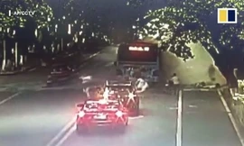 Xe buýt phát nổ giữa phố, hành khách văng ra ngoài