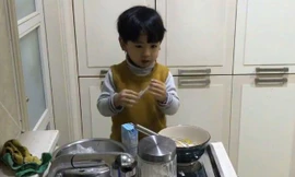 Cậu bé 3 tuổi tự rán bánh ăn sáng mỗi ngày