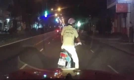 Tài xế ôtô cố nhẫn nhịn khi bị thanh niên chặn đầu gây gổ