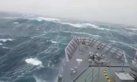 Hãi hùng khoảnh khắc tàu chiến suýt bị sóng 'quái vật' nuốt chửng