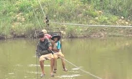 Làm rọ đu dây qua sông ở Kon Tum