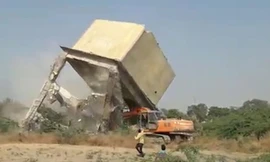 Công nhân Ấn Độ thoát chết khi bê tông sập đè máy xúc