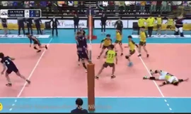 Pha bóng chuyền hài hước tội cho anh chàng béo