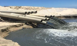 Nước đen ngòm từ công trình nạo vét xả thẳng ra biển Bình Thuận