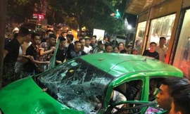 Ô tô bán tải phóng điên cuồng, ủi bay taxi hàng chục mét