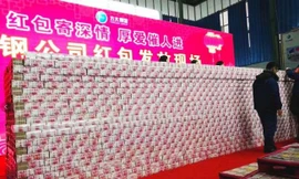 Thưởng Tết bằng 'bức tường' tiền cao 3 mét khiến dư luận dậy sóng