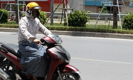 Váy chống nắng cuốn vào xe máy, 1 người chết thảm dưới gầm xe tải